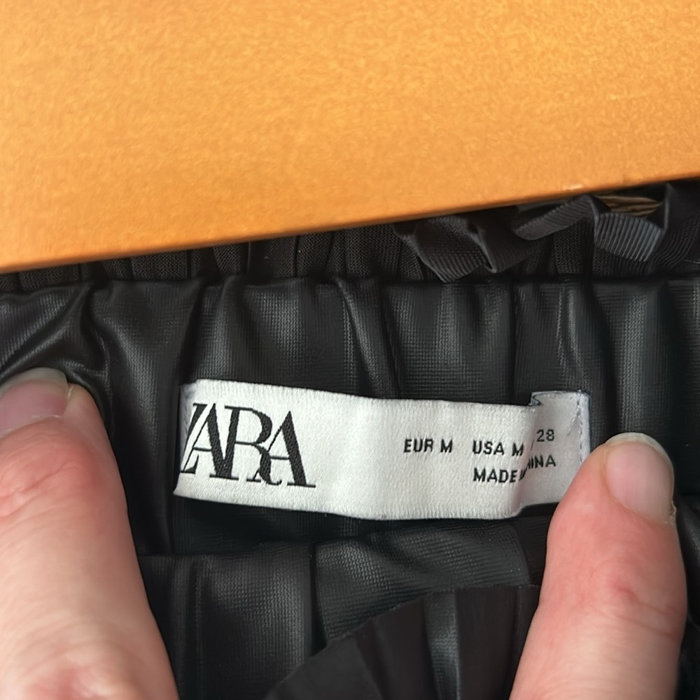 ZARA black pleated pull on skirt medium shorts underneath - Picture 4 of 9